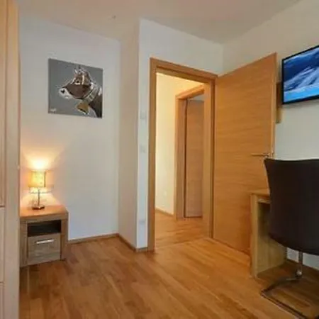 Apartment Luxury Penthouse With Lake, Mountain Views, Free Parking,wi-fi And Roof Top Dining Patio *