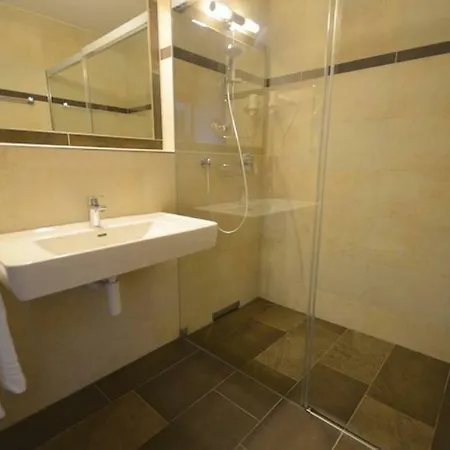 Luxury Penthouse With Lake, Mountain Views, Free Parking,wi-fi And Roof Top Dining Patio