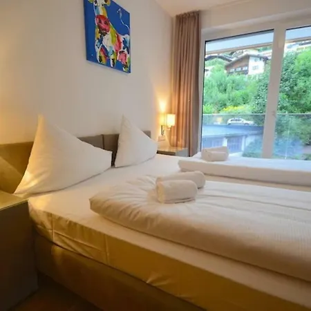 Luxury Penthouse With Lake, Mountain Views, Free Parking,wi-fi And Roof Top Dining Patio Apartment
