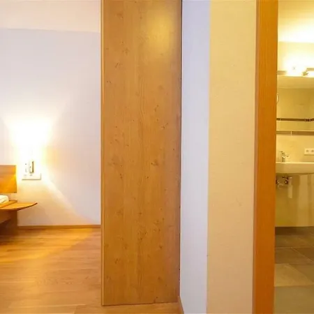 Luxury Penthouse With Lake, Mountain Views, Free Parking,wi-fi And Roof Top Dining Patio *