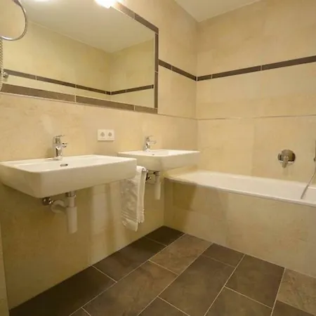 Luxury Penthouse With Lake, Mountain Views, Free Parking,wi-fi And Roof Top Dining Patio *